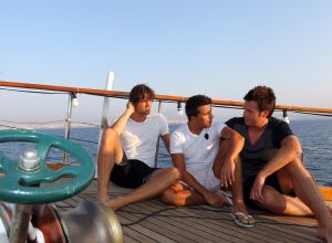19-08-2010 SHOWBIZZ; DE ZOMER VOORBIJ MET JAN SMIT  NICK&SIMON EN DE 3 JS. Op het Griekse Kreta waren de opname s voor het Tros programma Jan Smit de Zomer Voorbij. Het was vooral dolle pret en veel muziek aan boord van de gehuurde drie master. Diverse gasten werden ingevlogen en maakten deel uit van het zomerse Volendamse gevoel wat ze echter niet gauw meer zullen vergeten. Deze week het zomerse Griekse verhaal in weekblad Prive. De zomer voorbij met Jan Smit en zijn muzikale vrienden is vanaf 12 September te zien bij de Tros.
foto: Albert den Iseger