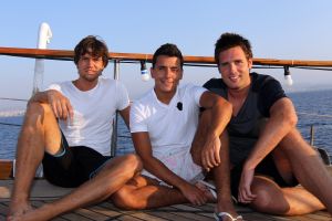 19-08-2010 SHOWBIZZ; DE ZOMER VOORBIJ MET JAN SMIT  NICK&SIMON EN DE 3 JS. Op het Griekse Kreta waren de opname s voor het Tros programma Jan Smit de Zomer Voorbij. Het was vooral dolle pret en veel muziek aan boord van de gehuurde drie master. Diverse gasten werden ingevlogen en maakten deel uit van het zomerse Volendamse gevoel wat ze echter niet gauw meer zullen vergeten. Deze week het zomerse Griekse verhaal in weekblad Prive. De zomer voorbij met Jan Smit en zijn muzikale vrienden is vanaf 12 September te zien bij de Tros.
foto: Albert den Iseger