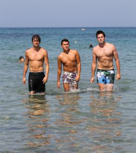 19-08-2010 SHOWBIZZ; DE ZOMER VOORBIJ MET JAN SMIT  NICK&SIMON EN DE 3 JS. Op het Griekse Kreta waren de opname s voor het Tros programma Jan Smit de Zomer Voorbij. Het was vooral dolle pret en veel muziek aan boord van de gehuurde drie master. Diverse gasten werden ingevlogen en maakten deel uit van het zomerse Volendamse gevoel wat ze echter niet gauw meer zullen vergeten. Deze week het zomerse Griekse verhaal in weekblad Prive. De zomer voorbij met Jan Smit en zijn muzikale vrienden is vanaf 12 September te zien bij de Tros.
foto: Albert den Iseger
