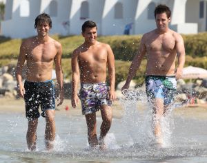 19-08-2010 SHOWBIZZ; DE ZOMER VOORBIJ MET JAN SMIT  NICK&SIMON EN DE 3 JS. Op het Griekse Kreta waren de opname s voor het Tros programma Jan Smit de Zomer Voorbij. Het was vooral dolle pret en veel muziek aan boord van de gehuurde drie master. Diverse gasten werden ingevlogen en maakten deel uit van het zomerse Volendamse gevoel wat ze echter niet gauw meer zullen vergeten. Deze week het zomerse Griekse verhaal in weekblad Prive. De zomer voorbij met Jan Smit en zijn muzikale vrienden is vanaf 12 September te zien bij de Tros.
foto: Albert den Iseger