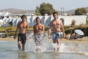 19-08-2010 SHOWBIZZ; DE ZOMER VOORBIJ MET JAN SMIT  NICK&SIMON EN DE 3 JS. Op het Griekse Kreta waren de opname s voor het Tros programma Jan Smit de Zomer Voorbij. Het was vooral dolle pret en veel muziek aan boord van de gehuurde drie master. Diverse gasten werden ingevlogen en maakten deel uit van het zomerse Volendamse gevoel wat ze echter niet gauw meer zullen vergeten. Deze week het zomerse Griekse verhaal in weekblad Prive. De zomer voorbij met Jan Smit en zijn muzikale vrienden is vanaf 12 September te zien bij de Tros.
foto: Albert den Iseger