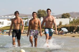 19-08-2010 SHOWBIZZ; DE ZOMER VOORBIJ MET JAN SMIT  NICK&SIMON EN DE 3 JS. Op het Griekse Kreta waren de opname s voor het Tros programma Jan Smit de Zomer Voorbij. Het was vooral dolle pret en veel muziek aan boord van de gehuurde drie master. Diverse gasten werden ingevlogen en maakten deel uit van het zomerse Volendamse gevoel wat ze echter niet gauw meer zullen vergeten. Deze week het zomerse Griekse verhaal in weekblad Prive. De zomer voorbij met Jan Smit en zijn muzikale vrienden is vanaf 12 September te zien bij de Tros.
foto: Albert den Iseger