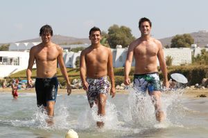 19-08-2010 SHOWBIZZ; DE ZOMER VOORBIJ MET JAN SMIT  NICK&SIMON EN DE 3 JS. Op het Griekse Kreta waren de opname s voor het Tros programma Jan Smit de Zomer Voorbij. Het was vooral dolle pret en veel muziek aan boord van de gehuurde drie master. Diverse gasten werden ingevlogen en maakten deel uit van het zomerse Volendamse gevoel wat ze echter niet gauw meer zullen vergeten. Deze week het zomerse Griekse verhaal in weekblad Prive. De zomer voorbij met Jan Smit en zijn muzikale vrienden is vanaf 12 September te zien bij de Tros.
foto: Albert den Iseger