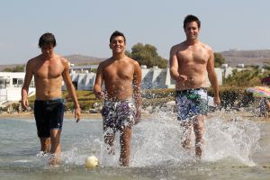 19-08-2010 SHOWBIZZ; DE ZOMER VOORBIJ MET JAN SMIT  NICK&SIMON EN DE 3 JS. Op het Griekse Kreta waren de opname s voor het Tros programma Jan Smit de Zomer Voorbij. Het was vooral dolle pret en veel muziek aan boord van de gehuurde drie master. Diverse gasten werden ingevlogen en maakten deel uit van het zomerse Volendamse gevoel wat ze echter niet gauw meer zullen vergeten. Deze week het zomerse Griekse verhaal in weekblad Prive. De zomer voorbij met Jan Smit en zijn muzikale vrienden is vanaf 12 September te zien bij de Tros.
foto: Albert den Iseger