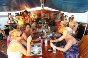 19-08-2010 SHOWBIZZ; DE ZOMER VOORBIJ MET JAN SMIT  NICK&SIMON EN DE 3 JS. Op het Griekse Kreta waren de opname s voor het Tros programma Jan Smit de Zomer Voorbij. Het was vooral dolle pret en veel muziek aan boord van de gehuurde drie master. Diverse gasten werden ingevlogen en maakten deel uit van het zomerse Volendamse gevoel wat ze echter niet gauw meer zullen vergeten. Deze week het zomerse Griekse verhaal in weekblad Prive. De zomer voorbij met Jan Smit en zijn muzikale vrienden is vanaf 12 September te zien bij de Tros.
foto: Albert den Iseger