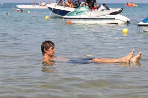19-08-2010 SHOWBIZZ; DE ZOMER VOORBIJ MET JAN SMIT  NICK&SIMON EN DE 3 JS. Op het Griekse Kreta waren de opname s voor het Tros programma Jan Smit de Zomer Voorbij. Het was vooral dolle pret en veel muziek aan boord van de gehuurde drie master. Diverse gasten werden ingevlogen en maakten deel uit van het zomerse Volendamse gevoel wat ze echter niet gauw meer zullen vergeten. Deze week het zomerse Griekse verhaal in weekblad Prive. De zomer voorbij met Jan Smit en zijn muzikale vrienden is vanaf 12 September te zien bij de Tros.
foto: Albert den Iseger