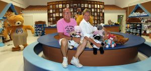 22-08-2012 SHOWBIZZ; GASTON EN MARISA DOLBLIJ MET HUN COSTA BEREN. Het gehele verhaal over de mooiste beren aan de kust van Marbella leest u deze week in uw weekblad Prive.
foto: Albert den Iseger.