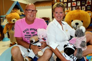22-08-2012 SHOWBIZZ; GASTON EN MARISA DOLBLIJ MET HUN COSTA BEREN. Het gehele verhaal over de mooiste beren aan de kust van Marbella leest u deze week in uw weekblad Prive.
foto: Albert den Iseger.