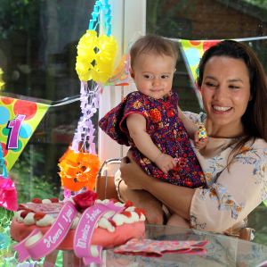 15-08-2012 SHOWBIZZ; MONICA-LOUISE DOCHTER VAN ROB KAMPHUES EN MONA LIZA MACHADO ALWEER 1 JAAR. Groot feest was het is Den Haag, de dochter van Rob Kamphues werd een jaar. Helaas heeft ze haar vader nog nooit ontmoet, geen kaartje, geen cadeau en geen felicitatie van Rob Kamphues voor haar eerste verjaardag. Deze week het hele verhaal in weekblad Prive.
foto: Albert den Iseger.