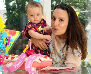 15-08-2012 SHOWBIZZ; MONICA-LOUISE DOCHTER VAN ROB KAMPHUES EN MONA LIZA MACHADO ALWEER 1 JAAR. Groot feest was het is Den Haag, de dochter van Rob Kamphues werd een jaar. Helaas heeft ze haar vader nog nooit ontmoet, geen kaartje, geen cadeau en geen felicitatie van Rob Kamphues voor haar eerste verjaardag. Deze week het hele verhaal in weekblad Prive.
foto: Albert den Iseger.