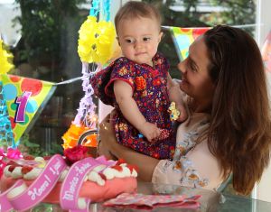 15-08-2012 SHOWBIZZ; MONICA-LOUISE DOCHTER VAN ROB KAMPHUES EN MONA LIZA MACHADO ALWEER 1 JAAR. Groot feest was het is Den Haag, de dochter van Rob Kamphues werd een jaar. Helaas heeft ze haar vader nog nooit ontmoet, geen kaartje, geen cadeau en geen felicitatie van Rob Kamphues voor haar eerste verjaardag. Deze week het hele verhaal in weekblad Prive.
foto: Albert den Iseger.