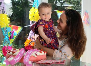 15-08-2012 SHOWBIZZ; MONICA-LOUISE DOCHTER VAN ROB KAMPHUES EN MONA LIZA MACHADO ALWEER 1 JAAR. Groot feest was het is Den Haag, de dochter van Rob Kamphues werd een jaar. Helaas heeft ze haar vader nog nooit ontmoet, geen kaartje, geen cadeau en geen felicitatie van Rob Kamphues voor haar eerste verjaardag. Deze week het hele verhaal in weekblad Prive.
foto: Albert den Iseger.
