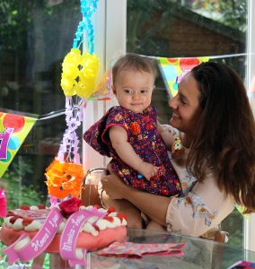 15-08-2012 SHOWBIZZ; MONICA-LOUISE DOCHTER VAN ROB KAMPHUES EN MONA LIZA MACHADO ALWEER 1 JAAR. Groot feest was het is Den Haag, de dochter van Rob Kamphues werd een jaar. Helaas heeft ze haar vader nog nooit ontmoet, geen kaartje, geen cadeau en geen felicitatie van Rob Kamphues voor haar eerste verjaardag. Deze week het hele verhaal in weekblad Prive.
foto: Albert den Iseger.