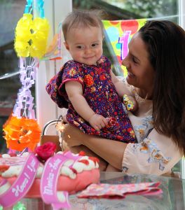 15-08-2012 SHOWBIZZ; MONICA-LOUISE DOCHTER VAN ROB KAMPHUES EN MONA LIZA MACHADO ALWEER 1 JAAR. Groot feest was het is Den Haag, de dochter van Rob Kamphues werd een jaar. Helaas heeft ze haar vader nog nooit ontmoet, geen kaartje, geen cadeau en geen felicitatie van Rob Kamphues voor haar eerste verjaardag. Deze week het hele verhaal in weekblad Prive.
foto: Albert den Iseger.