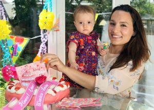 15-08-2012 SHOWBIZZ; MONICA-LOUISE DOCHTER VAN ROB KAMPHUES EN MONA LIZA MACHADO ALWEER 1 JAAR. Groot feest was het is Den Haag, de dochter van Rob Kamphues werd een jaar. Helaas heeft ze haar vader nog nooit ontmoet, geen kaartje, geen cadeau en ge15-08-2012 SHOWBIZZ; MONICA-LOUISE DOCHTER VAN ROB KAMPHUES EN MONA LIZA MACHADO ALWEER 1 JAAR. Groot feest was het is Den Haag, de dochter van Rob Kamphues werd een jaar. Helaas heeft ze haar vader nog nooit ontmoet, geen kaartje, geen cadeau en geen felicitatie van Rob Kamphues voor haar eerste verjaardag. Deze week het hele verhaal in weekblad Prive.
foto: Albert den Iseger.en felicitatie van Rob Kamphues voor haar eerste verjaardag. Deze week het hele verhaal in weekblad Prive.
foto: Albert den Iseger.