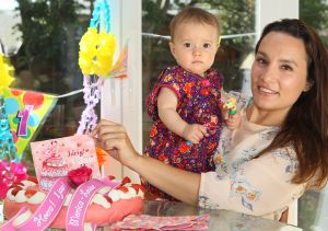 15-08-2012 SHOWBIZZ; MONICA-LOUISE DOCHTER VAN ROB KAMPHUES EN MONA LIZA MACHADO ALWEER 1 JAAR. Groot feest was het is Den Haag, de dochter van Rob Kamphues werd een jaar. Helaas heeft ze haar vader nog nooit ontmoet, geen kaartje, geen cadeau en geen felicitatie van Rob Kamphues voor haar eerste verjaardag. Deze week het hele verhaal in weekblad Prive.
foto: Albert den Iseger.