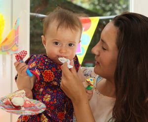 15-08-2012 SHOWBIZZ; MONICA-LOUISE DOCHTER VAN ROB KAMPHUES EN MONA LIZA MACHADO ALWEER 1 JAAR. Groot feest was het is Den Haag, de dochter van Rob Kamphues werd een jaar. Helaas heeft ze haar vader nog nooit ontmoet, geen kaartje, geen cadeau en geen felicitatie van Rob Kamphues voor haar eerste verjaardag. Deze week het hele verhaal in weekblad Prive.
foto: Albert den Iseger.