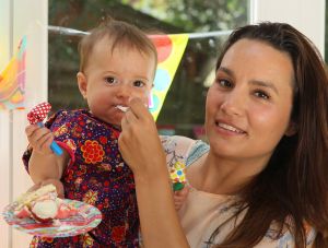 15-08-2012 SHOWBIZZ; MONICA-LOUISE DOCHTER VAN ROB KAMPHUES EN MONA LIZA MACHADO ALWEER 1 JAAR. Groot feest was het is Den Haag, de dochter van Rob Kamphues werd een jaar. Helaas heeft ze haar vader nog nooit ontmoet, geen kaartje, geen cadeau en geen felicitatie van Rob Kamphues voor haar eerste verjaardag. Deze week het hele verhaal in weekblad Prive.
foto: Albert den Iseger.