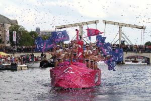 12-08-2012 SHOWBIZZ; GAY PRIDE DOOR AMSTERDAMSE GRACHTEN  WEER DAVEREND SUCCES.
foto: Albert den Iseger