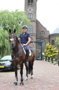 09-08-2013 SHOWBIZZ: KEES TOL EN GERT JAN BRUGGINK DOEN RONDJE VOLENDAM TE PAARD. Kees en Gert Jan reden op hun gemakkie over de dijk met een zwart en wit paard. Dit ivm een promo die gemaakt werd voor DINNER HIPPIQUE in studio 21 wat later dit jaar gehouden word.
foto: Albert den Iseger