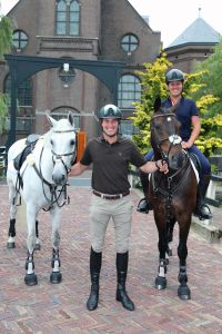09-08-2013 SHOWBIZZ: KEES TOL EN GERT JAN BRUGGINK DOEN RONDJE VOLENDAM TE PAARD. Kees en Gert Jan reden op hun gemakkie over de dijk met een zwart en wit paard. Dit ivm een promo die gemaakt werd voor DINNER HIPPIQUE in studio 21 wat later dit jaar gehouden word.
foto: Albert den Iseger