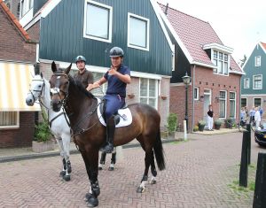 09-08-2013 SHOWBIZZ: KEES TOL EN GERT JAN BRUGGINK DOEN RONDJE VOLENDAM TE PAARD. Kees en Gert Jan reden op hun gemakkie over de dijk met een zwart en wit paard. Dit ivm een promo die gemaakt werd voor DINNER HIPPIQUE in studio 21 wat later dit jaar gehouden word.
foto: Albert den Iseger