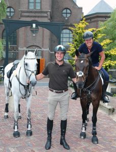 09-08-2013 SHOWBIZZ: KEES TOL EN GERT JAN BRUGGINK DOEN RONDJE VOLENDAM TE PAARD. Kees en Gert Jan reden op hun gemakkie over de dijk met een zwart en wit paard. Dit ivm een promo die gemaakt werd voor DINNER HIPPIQUE in studio 21 wat later dit jaar gehouden word.
foto: Albert den Iseger