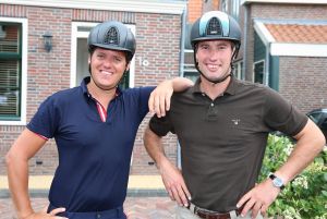 09-08-2013 SHOWBIZZ: KEES TOL EN GERT JAN BRUGGINK DOEN RONDJE VOLENDAM TE PAARD. Kees en Gert Jan reden op hun gemakkie over de dijk met een zwart en wit paard. Dit ivm een promo die gemaakt werd voor DINNER HIPPIQUE in studio 21 wat later dit jaar gehouden word.
foto: Albert den Iseger