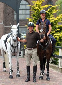 09-08-2013 SHOWBIZZ: KEES TOL EN GERT JAN BRUGGINK DOEN RONDJE VOLENDAM TE PAARD. Kees en Gert Jan reden op hun gemakkie over de dijk met een zwart en wit paard. Dit ivm een promo die gemaakt werd voor DINNER HIPPIQUE in studio 21 wat later dit jaar gehouden word.
foto: Albert den Iseger