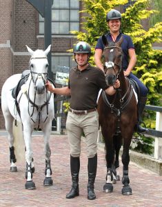 Gert Jan Bruggink en Kees Tol rijden rondje Volandam op hun paard09-08-2013 SHOWBIZZ: KEES TOL EN GERT JAN BRUGGINK DOEN RONDJE VOLENDAM TE PAARD. Kees en Gert Jan reden op hun gemakkie over de dijk met een zwart en wit paard. Dit ivm een promo die gemaakt werd voor DINNER HIPPIQUE in studio 21 wat later dit jaar gehouden word.
foto: Albert den Iseger