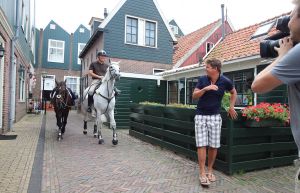 09-08-2013 SHOWBIZZ: KEES TOL EN GERT JAN BRUGGINK DOEN RONDJE VOLENDAM TE PAARD. Kees en Gert Jan reden op hun gemakkie over de dijk met een zwart en wit paard. Dit ivm een promo die gemaakt werd voor DINNER HIPPIQUE in studio 21 wat later dit jaar gehouden word.
foto: Albert den Iseger