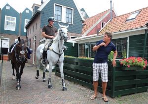 09-08-2013 SHOWBIZZ: KEES TOL EN GERT JAN BRUGGINK DOEN RONDJE VOLENDAM TE PAARD. Kees en Gert Jan reden op hun gemakkie over de dijk met een zwart en wit paard. Dit ivm een promo die gemaakt werd voor DINNER HIPPIQUE in studio 21 wat later dit jaar gehouden word.
foto: Albert den Iseger