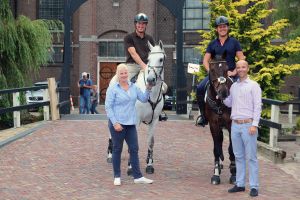 09-08-2013 SHOWBIZZ: KEES TOL EN GERT JAN BRUGGINK DOEN RONDJE VOLENDAM TE PAARD. Kees en Gert Jan reden op hun gemakkie over de dijk met een zwart en wit paard. Dit ivm een promo die gemaakt werd voor DINNER HIPPIQUE in studio 21 wat later dit jaar gehouden word.
foto: Albert den Iseger