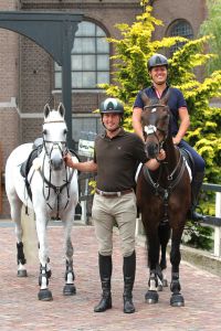 09-08-2013 SHOWBIZZ: KEES TOL EN GERT JAN BRUGGINK DOEN RONDJE VOLENDAM TE PAARD. Kees en Gert Jan reden op hun gemakkie over de dijk met een zwart en wit paard. Dit ivm een promo die gemaakt werd voor DINNER HIPPIQUE in studio 21 wat later dit jaar gehouden word.
foto: Albert den Iseger