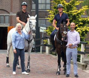 09-08-2013 SHOWBIZZ: KEES TOL EN GERT JAN BRUGGINK DOEN RONDJE VOLENDAM TE PAARD. Kees en Gert Jan reden op hun gemakkie over de dijk met een zwart en wit paard. Dit ivm een promo die gemaakt werd voor DINNER HIPPIQUE in studio 21 wat later dit jaar gehouden word.
foto: Albert den Iseger