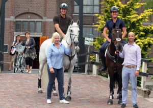09-08-2013 SHOWBIZZ: KEES TOL EN GERT JAN BRUGGINK DOEN RONDJE VOLENDAM TE PAARD. Kees en Gert Jan reden op hun gemakkie over de dijk met een zwart en wit paard. Dit ivm een promo die gemaakt werd voor DINNER HIPPIQUE in studio 21 wat later dit jaar gehouden word.
foto: Albert den Iseger