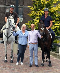09-08-2013 SHOWBIZZ: KEES TOL EN GERT JAN BRUGGINK DOEN RONDJE VOLENDAM TE PAARD. Kees en Gert Jan reden op hun gemakkie over de dijk met een zwart en wit paard. Dit ivm een promo die gemaakt werd voor DINNER HIPPIQUE in studio 21 wat later dit jaar gehouden word.
foto: Albert den Iseger