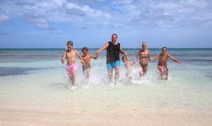 06-08-2014 SHOWBIZZ: DE BAUERS OP VAKANTIE, GROETJES VANAF ARUBA. Frans-Mariska-Christiaan-Jan-Frans Jr. en Lucas Bauer groeten U vanaf ARUBA.
foto: Albert den Iseger
