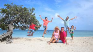 06-08-2014 SHOWBIZZ: DE BAUERS OP VAKANTIE, GROETJES VANAF ARUBA. Frans-Mariska-Christiaan-Jan-Frans Jr. en Lucas Bauer groeten U vanaf ARUBA.
foto: Albert den Iseger