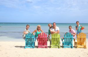 06-08-2014 SHOWBIZZ: DE BAUERS OP VAKANTIE, GROETJES VANAF ARUBA. Frans-Mariska-Christiaan-Jan-Frans Jr. en Lucas Bauer groeten U vanaf ARUBA.
foto: Albert den Iseger