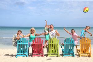06-08-2014 SHOWBIZZ: DE BAUERS OP VAKANTIE, GROETJES VANAF ARUBA. Frans-Mariska-Christiaan-Jan-Frans Jr. en Lucas Bauer groeten U vanaf ARUBA.
foto: Albert den Iseger