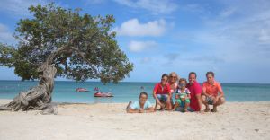06-08-2014 SHOWBIZZ: DE BAUERS OP VAKANTIE, GROETJES VANAF ARUBA. Frans-Mariska-Christiaan-Jan-Frans Jr. en Lucas Bauer groeten U vanaf ARUBA.
foto: Albert den Iseger