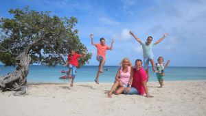 06-08-2014 SHOWBIZZ: DE BAUERS OP VAKANTIE, GROETJES VANAF ARUBA. Frans-Mariska-Christiaan-Jan-Frans Jr. en Lucas Bauer groeten U vanaf ARUBA.
foto: Albert den Iseger