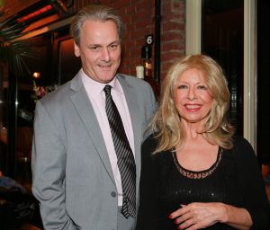 24-08-2014 SHOWBIZZ; GERARD JOLING VIERT FEEST OMDAT ZIJN MOEDER JANNIE 85 WORD.
De buurtjes, de vrienden en familie Joling, ze waren allemaal aanwezig in Restaurant Linke Loetje te Schagen om samen met JANNIE JOLING haar 85 ste verjaardag te vieren.
foto: Albert den Iseger