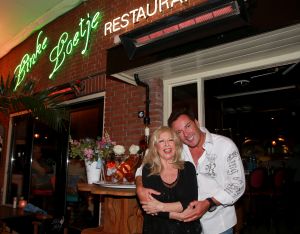 24-08-2014 SHOWBIZZ; GERARD JOLING VIERT FEEST OMDAT ZIJN MOEDER JANNIE 85 WORD.
De buurtjes, de vrienden en familie Joling, ze waren allemaal aanwezig in Restaurant Linke Loetje te Schagen om samen met JANNIE JOLING haar 85 ste verjaardag te vieren.
foto: Albert den Iseger