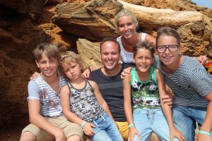 06-08-2014 SHOWBIZZ: DE BAUERS OP VAKANTIE, GROETJES VANAF ARUBA. Frans-Mariska-Christiaan-Jan-Frans Jr. en Lucas Bauer groeten U vanaf ARUBA.
foto: Albert den Iseger