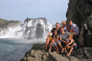 06-08-2014 SHOWBIZZ: DE BAUERS OP VAKANTIE, GROETJES VANAF ARUBA. Frans-Mariska-Christiaan-Jan-Frans Jr. en Lucas Bauer groeten U vanaf ARUBA.
foto: Albert den Iseger