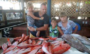 06-08-2014 SHOWBIZZ: DE BAUERS OP VAKANTIE, GROETJES VANAF ARUBA. Frans-Mariska-Christiaan-Jan-Frans Jr. en Lucas Bauer groeten U vanaf ARUBA.
foto: Albert den Iseger