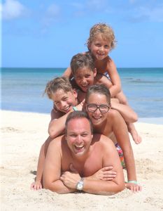 06-08-2014 SHOWBIZZ: DE BAUERS OP VAKANTIE, GROETJES VANAF ARUBA. Frans-Mariska-Christiaan-Jan-Frans Jr. en Lucas Bauer groeten U vanaf ARUBA.
foto: Albert den Iseger