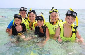 06-08-2014 SHOWBIZZ: DE BAUERS OP VAKANTIE, GROETJES VANAF ARUBA. Frans-Mariska-Christiaan-Jan-Frans Jr. en Lucas Bauer groeten U vanaf ARUBA.
foto: Albert den Iseger
